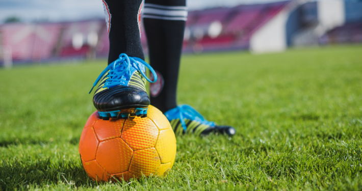 jugador-de-futbol-con-pie-en-pelota