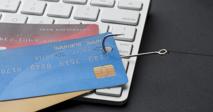 alto-angulo-de-teclado-con-tarjetas-de-credito-y-gancho-para-phishing