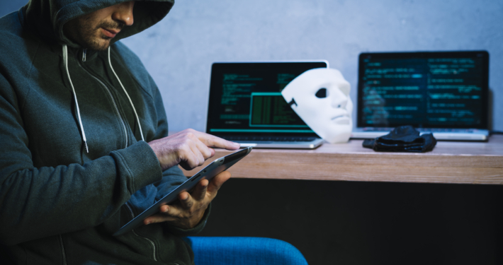 hacker-usando-tableta