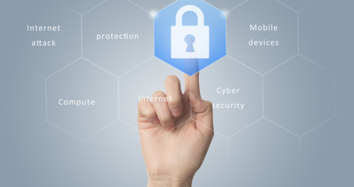 mano-presionando-boton-de-seguridad-en-la-pantalla-tactil
