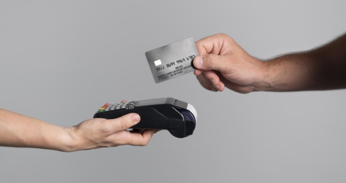 hombre-usando-su-tarjeta-de-credito-para-pagar-un-producto